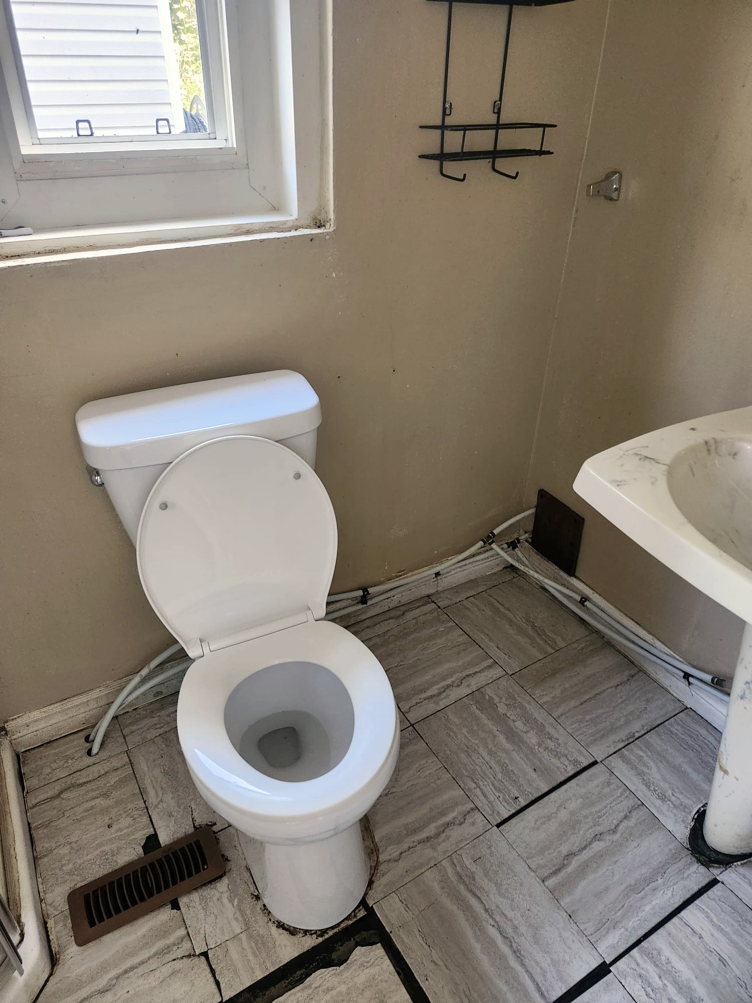 Bathroom with toilet and tub before deep cleaning